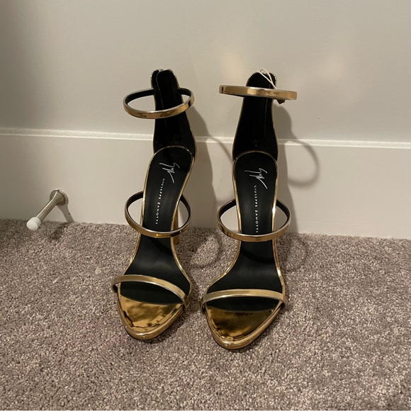 Gold Giuseppe Zanotti heels!! - Picture 4 of 8